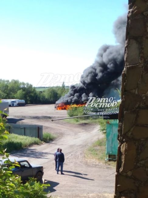 🔥 Две фуры вспыхнули из-за короткого замыкания на стоянке в Аксайском..