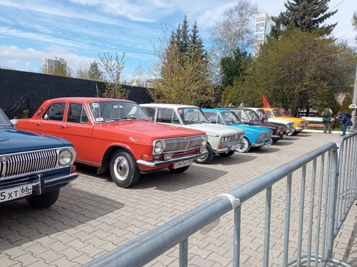 🚘 Выставка ретро автомобилей в парке..
