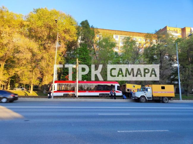 В Самаре на Ново-Садовой слетел с рельсов трамвай  Вагон не может сдвинуться с места  В Самаре произошёл..