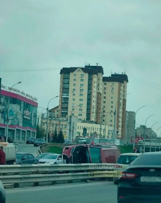 В Новосибирске иномарка перевернулась на бок на Ипподромской  На место происшествия выехали скорая помощь,..