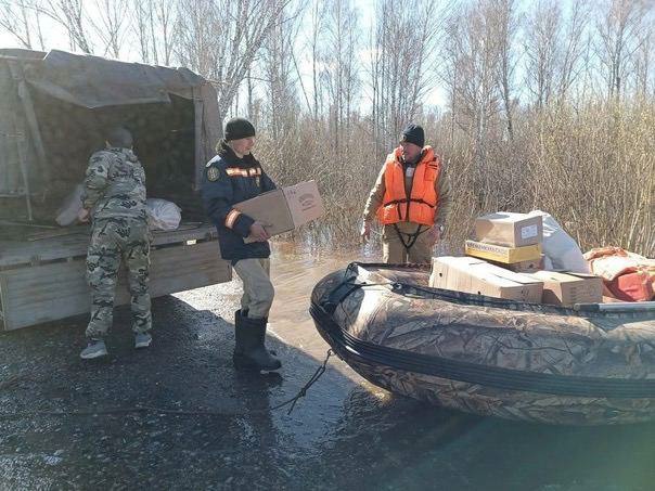 Отрезанными от дороги из-за паводка оказались жители села Еремино в Новосибирской области  Через реку Чеку..