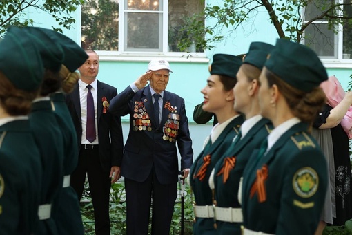 В Ростове прошли мини-парады, на которых поздравили 14 ветеранов с 79-летием победы в Великой Отечественной..