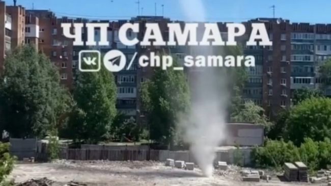 Самарцы засняли на ул. Коммунистической торнадо  Смерч в центре города  Во вторник, 28 мая, самарцы стали..