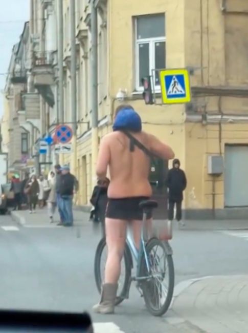 В Петербурге заметили велосипедиста, который отказывается принимать возвращение зимы в середине..