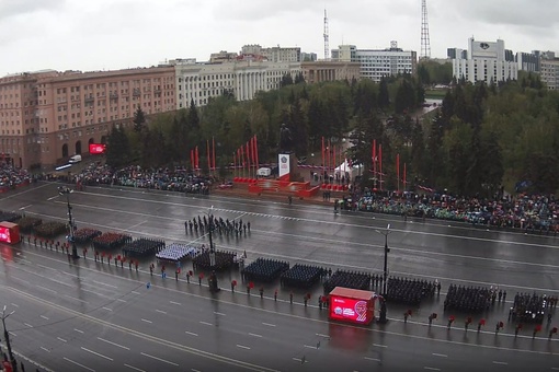 Парад в Челябинске идет под проливным дождём. Идет приветствие войск челябинского..