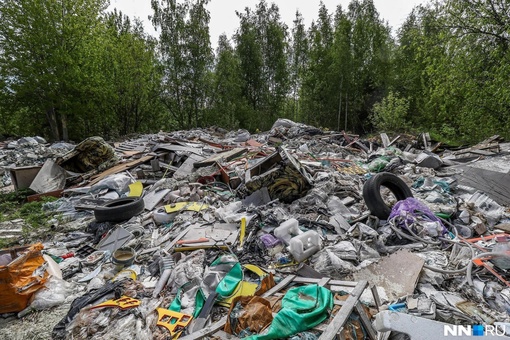 🤯 Кто-то организовал огромную свалку в Московском районе. Горы мусора выросли прямо в зеленой зоне..