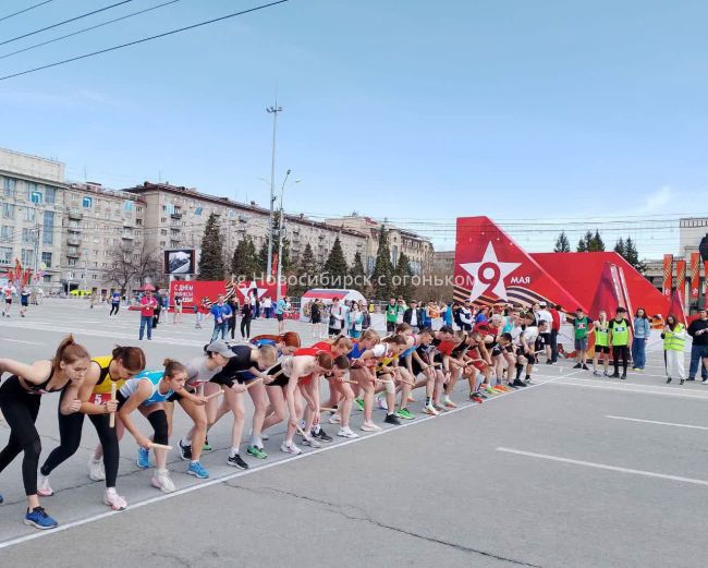 В Новосибирске прошла 77-я легкоатлетическая эстафета, в которой участвовало более 2000 атлетов из 172 команд...