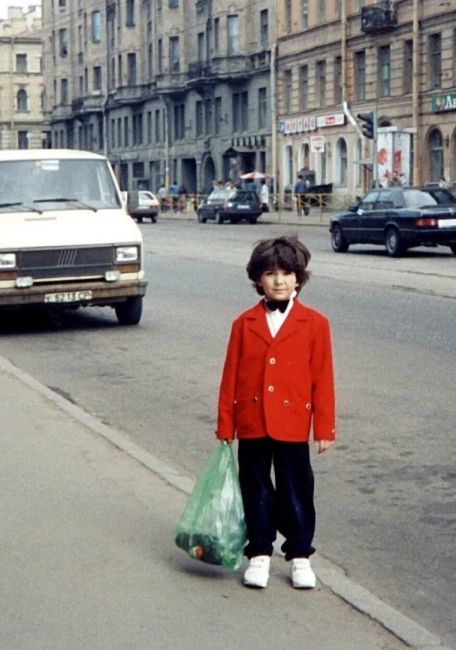 Петербургский первоклассник на Кирочной улице (тогда улица Салтыкова-Щедрина) в середине 1990-х годов.  Фото:..