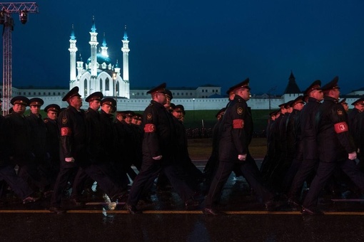 Кадры генрепетиции завтрашнего марша в Казани.  По площади Тысячелетия пройдут 45 парадных расчетов, 3000..