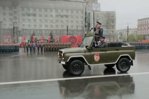 Парад в Челябинске идет под проливным дождём. Идет приветствие войск челябинского..