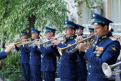 🎗 Мини-парады для ветеранов прошли в разных частях Ростова. В них принимали участие и взрослые, и дети. Всего..