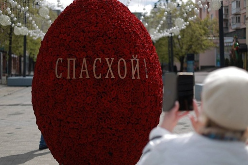 В Челябинске появились двухметровые яйца, сделанные из живых роз, украшающие окрестности кафедрального..