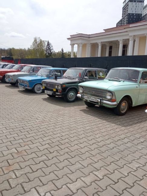 🚘 Выставка ретро автомобилей в парке..
