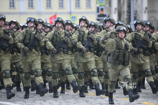 Фото пеших расчетов. 2 тысячи военных прошли по Площади 1905..