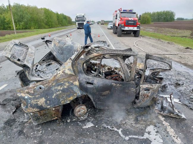 Ужасное ДТП произошло 28 мая на трассе Челябинск-Новосибирск  Автомобиль Nissan Primera выехал на встречную полосу..