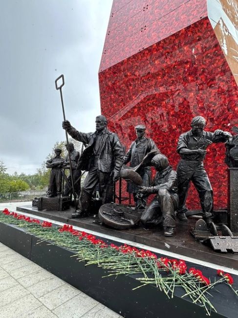 Сегодня в парке Победы открыли новый памятник — стелу «Город трудовой доблести».  Ее высота — 33,5 метра...
