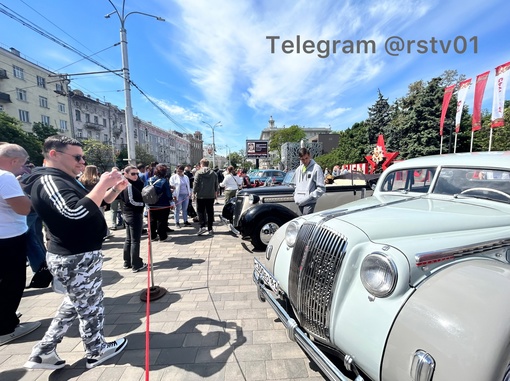 В эти минуты идет выставка ретро-автомобилей на входе у парка Горького.  Ростовчане фотографируют своих..