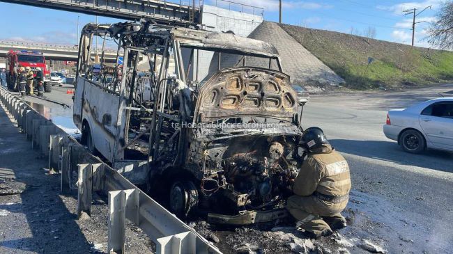 До прибытия пожарных из горящего автомобиля самостоятельно эвакуировались 14 человек и водитель  В..