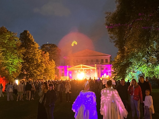 Сегодня в Юсуповском саду Петербурга открывается фестиваль водных фонариков [club35597787|DreamFest] 0+  Симфонический..