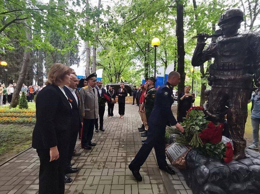 В Сочи открыли памятник погибшим бойцам СВО  Скульптуру высотой 2,4 метра выполнил офицер запаса Александр..