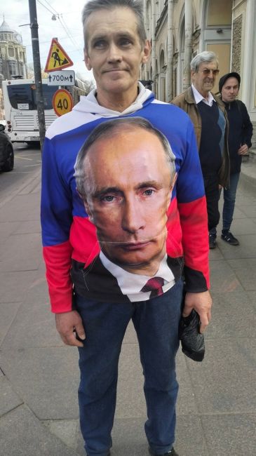 Оказавшись на улицах Петербурга перед этим патриотом, что вы ему..