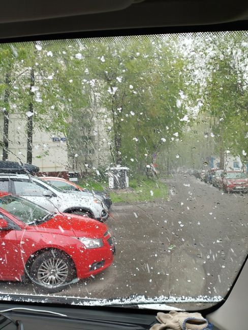 Майская погода сегодня радует москвичей: в столице во всю валит снег и град на излете..