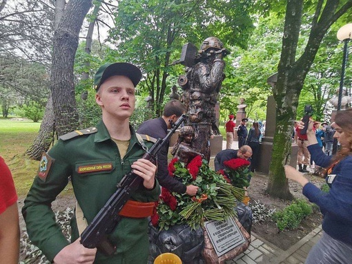 В Сочи открыли памятник погибшим бойцам СВО  Скульптуру высотой 2,4 метра выполнил офицер запаса Александр..