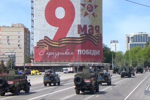 Военная техника прошла по Театральной площади, в их числе Т-34, БТР-82А, БМП-3, Т90м Прорыв (основные танки армии..