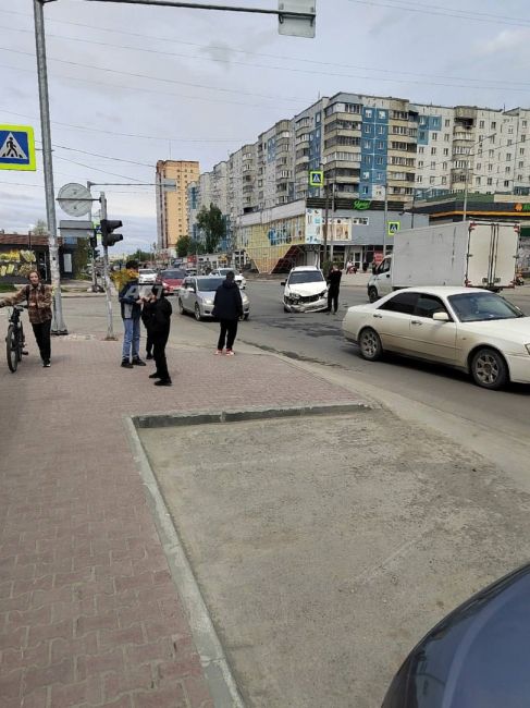 25 мая скорая помощь влетела в «Тойоту» на Волочаевской  Водитель иномарки не пропустил скорую помощь,..