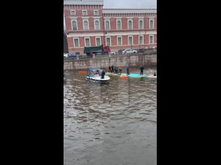 Автобус с людьми упал в реку Мойку в Санкт-Петербурге.  Автобус врезался в два автомобиля, после чего пробил..