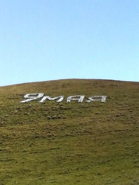 Фермер в Челябинской области выложил на горе Маяк надпись «9 мая» из камней  Фото: Газета..