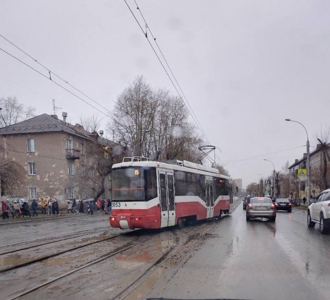 Прокуратура начала проверку после схода двух трамваев с рельсов в Новосибирске  Напомним, 3 мая трамвай №15..