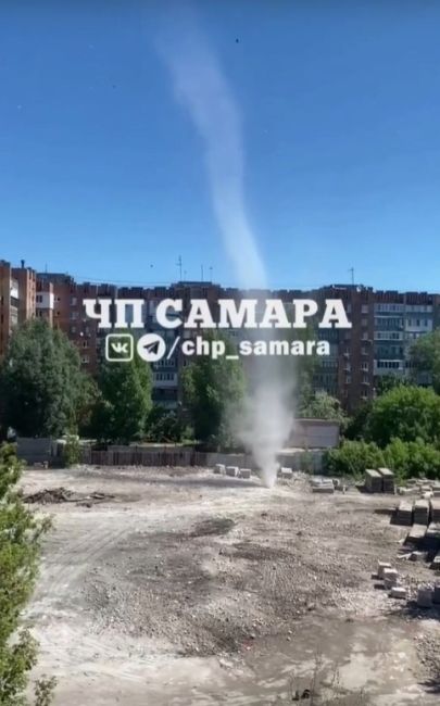 Самарцы засняли на ул. Коммунистической торнадо  Смерч в центре города  Во вторник, 28 мая, самарцы стали..