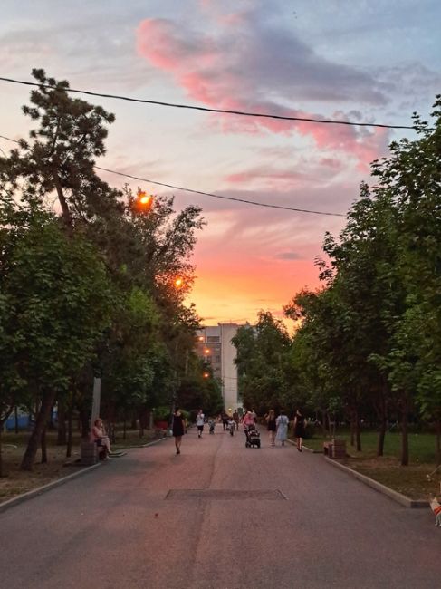 Приятный вид на летний закат в Ростове со стороны студенческого парка ДГТУ..