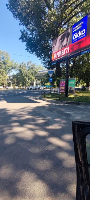 Жители домов района старого аэропорта просят власти города организовать пешеходный переход на Шолохова,..