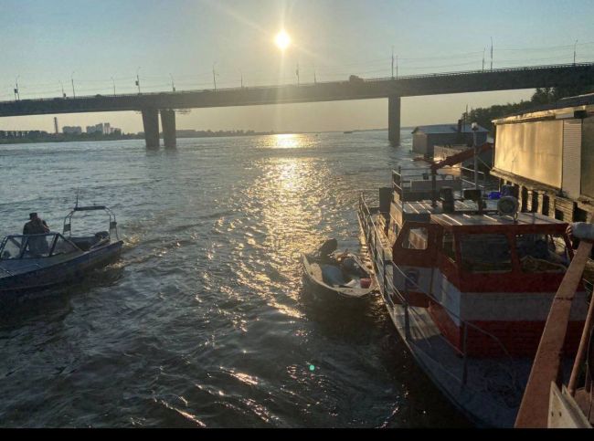 На Димитровском мосту на реке Обь столкнулись судно и баржа, в результате чего погибла женщина  Двое..