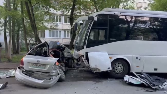 Четыре человека погибли рано утром в Самаре в воскресенье, 9 июня. 
Первые фото с места ДТП  Сообщение о..