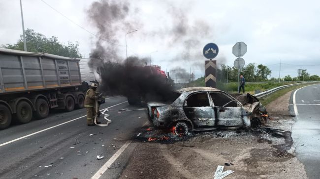 В Самарской области из-за ДТП вспыхнула легковушка 28 июня  Легковушка врезалась в отбойник  В Красноярском..