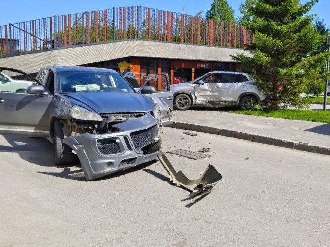 Жёсткая авария произошла 1 июня во дворе ЖК «Панорама»  Porshe на большой скорости влетел в кроссовер Hyundai.  За..