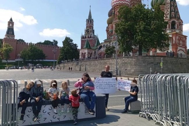 Многодетная семья из Новосибирска на Красной площади требует встречи с Владимиром Путиным.  Семья..