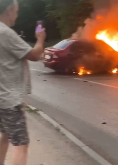 В Самаре машина загорелась после столкновения с деревом 
Подробности рассказали в ГУ МВД  В Самаре машина..