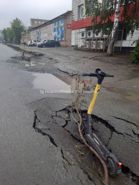 Яму куда  провалилась ГАЗель 6 июня,  сделали, ее закрыли самокатами  Отличное решение проблем..