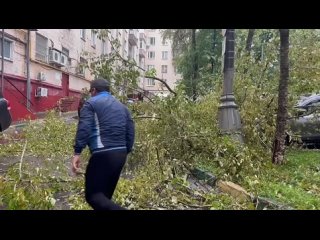 В Москве традиционный еженедельный ураган 
Уже известно об одном погибшем — мужчину придавило деревом в..