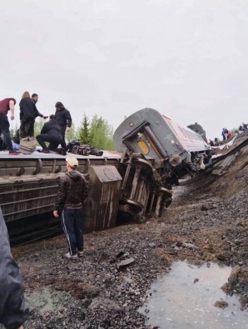 Вагоны поезда сошли с рельс в Коми.  У поезда, который шел по маршруту "Воркута - Новороссийск", с рельс сошли 9..