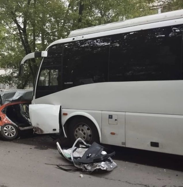 Четыре человека погибли рано утром в Самаре в воскресенье, 9 июня. 
Первые фото с места ДТП  Сообщение о..