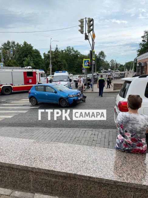 В центре Самары 18 июня спасали искалеченного мотоциклиста  На место прибыли пожарные и медики  Авария..