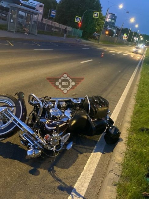 Байкер на Harley-Davidson сбил перебегавшую Парашютную улицу школьницу  По нашим данным, мотоциклист не успел..