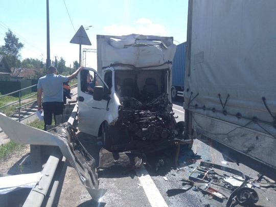 Смертельное ДТП произошло на трассе М-10 в посёлке Рябово в Ленинградской области. Там столкнулись попутные..