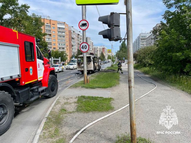 Маршрутка сгорела в Новосибирске  До прибытия пожарных из автобуса самостоятельно эвакуировались водитель..