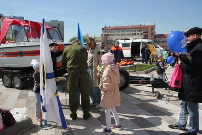 Спасатели устроили большой праздник для детей на площадке молодежного театра «Глобус» 
Маленьких гостей..